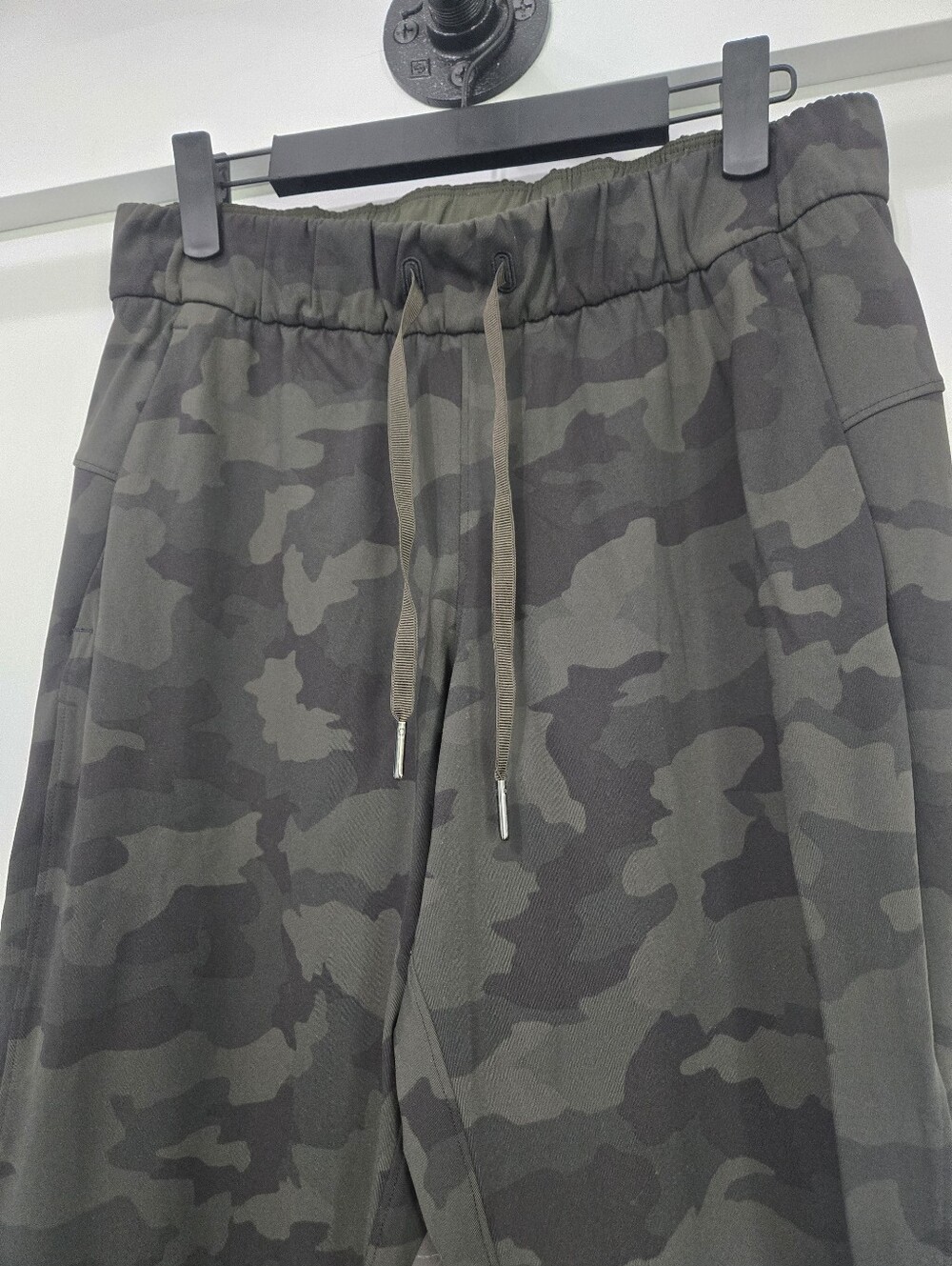 Lululemon On the Fly Jogger 28" *Luxtreme Heritage 365 Camo Dark Olive SIZE 6 - Picture 2 of 6
